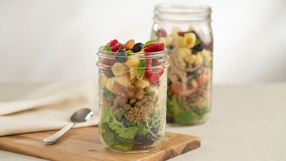 Salad in a jar con superfoods