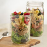 Salad in a jar con superfoods